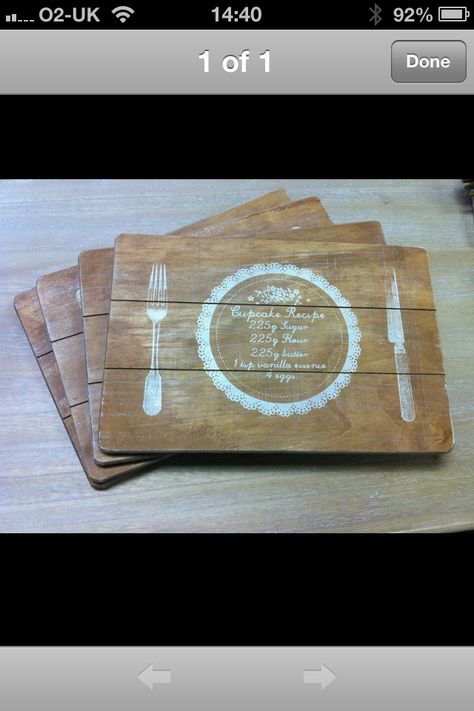 Cute wooden place mats... How unique Wooden Underplates, Wooden Placemats, Wood Placemats, Wooden Platters, Weekend Crafts, Chalk Paint Projects, Laser Art, Scrap Wood Projects, Diy Recycle