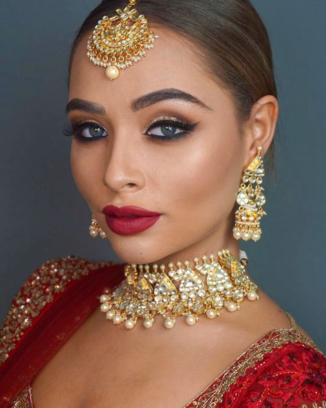 Red Suit Makeup Look Indian, Desi Bridal Makeup, Bridal Makeup Red Lips, Ruby Red Lipstick, Mehndi Makeup, Makeup Wisuda, Indian Makeup Looks, Asian Bridal Hair, Red Lips Makeup Look