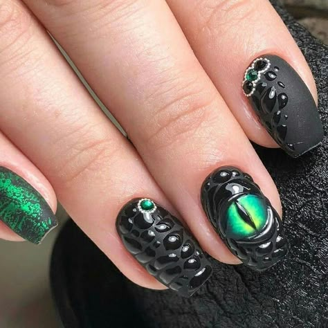 Eyes Nail Art, Nail Halloween, Horror Nails, Holloween Nails, Dragon Nails, Dragon Eyes, Eye Nail Art, Animal Nail Art, Funky Nail Art