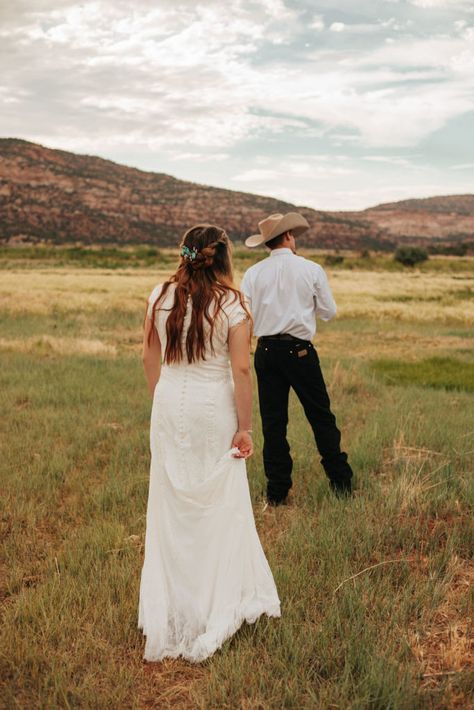 EMILY TAFT | First Look Bridals - westernweddingmagazine.com Wellness Travel, Cowboy Style, Western Wedding, Beauty Wellness, In High School, Wedding Magazine, Wedding Plans, First Look, Hanging Out