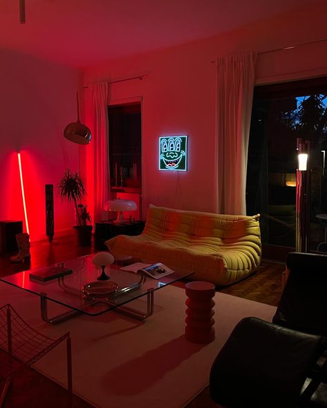 🌶️🌶️🌶️ Night vibes • • • • Altbau - Interior - Midcentury - Home Design - Contemporary - Gallerywall - Modern living - Slow living - Cozy home - Apartment design - Creative spaces - Design trends - Explore page - Livingroom - Stylish living - Decoration - Eames - Vitra - Design - Design classics - Space age Space Age Modern Interior, Midcentury Space Age, Modern Space Age Interior, Space Age Apartment, Space Age Interior Design, Space Age Bedroom, Space Age Living Room, Space Age Decor, Space Age Interior