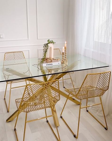 Glass Gold Dining Table, Gold Glass Dining Table, Gold Dining Room Table, Glass Dining Table Decor, Apartment Dining Room Decor, Gold Dining Table, Gold Dining Room, Golden Furniture, Glass Dining Room Table