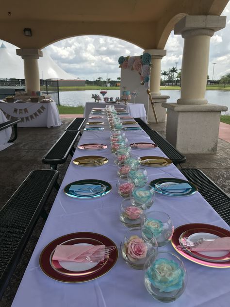 Gender Reveal Dinner Restaurant, Gender Reveal Dinner Party, Dinner Gender Reveal Ideas, Table Decor For Gender Reveal Party, Gender Reveal Dinner Table Set Up, Gender Reveal Dinner Ideas, Gender Reveal Ideas Aesthetic, Gender Reveal Centerpieces Table Decorations, Gender Reveal Table Set Up Decoration