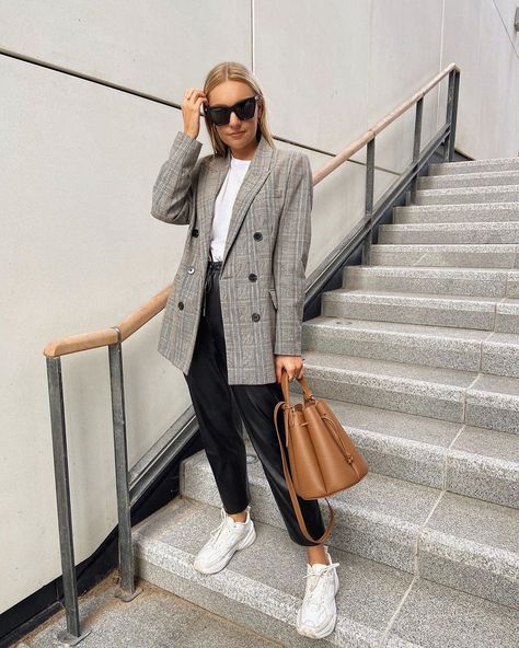 Lydia Tomlinson - Daily Style on Instagram: “Tbh it’s an absolute miracle we even have a picture on a day like today (swipe to see what 37 out of 38 pictures looked like... 💨)…” Check Blazer Outfit Women, Lydia Jane Tomlinson, Checkered Blazer Outfit, Check Blazer Outfit, Leather Trousers Outfit, Lydia Tomlinson, Lederhosen Outfit, Jogger Outfit, Checkered Blazer