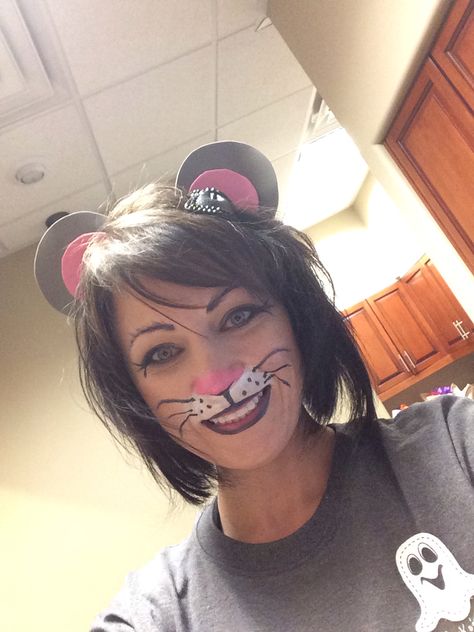 Mouse face painting Drawing Minnie Mouse, Mouse Face Paint, Mouse Make Up, Drawing Mouse, Rat Costume, Animal Face Paintings, Minnie Mouse Costume, Book Day Costumes, Mouse Drawing