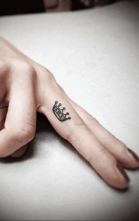 Castlevania Funny, Crown Finger Tattoo, Castlevania Alucard, Crown Tattoos For Women, Small Crown Tattoo, Crown Tattoos, Tiny Tattoos For Women, Finger Tattoo Designs, Small Tattoos With Meaning