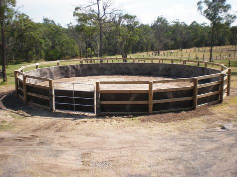 Round Yards - D&G Brothers Rural Property Developments.com Horse Barn Ideas, Round Pens For Horses, Horse Farm Layout, Paddock Trail, Horse Pens, Horse Farm Ideas, Horse Paddock, Diy Horse Barn, Rural Property