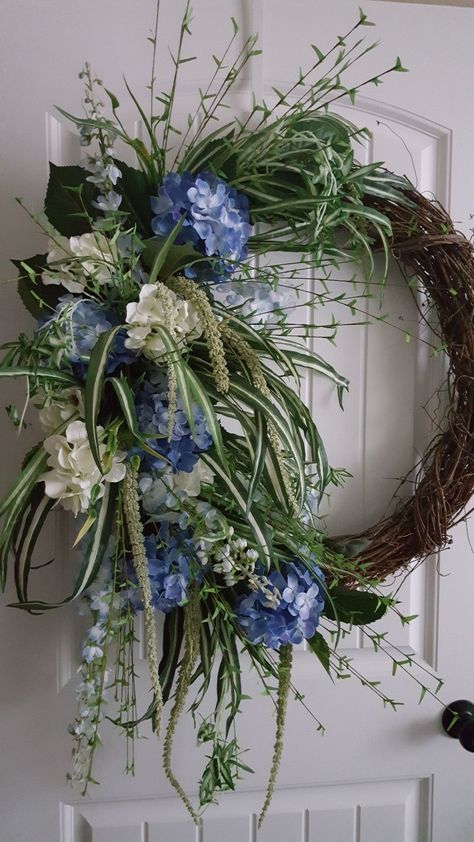 Hydrangea grapevine wreath by kyong. Simple Spring Wreath, Wreath Decorating Ideas, Creative Wreaths, Diy Spring Wreath, Spring Door Wreaths, Diy Simple, Seasonal Wreaths, Craft Making, Spring Diy