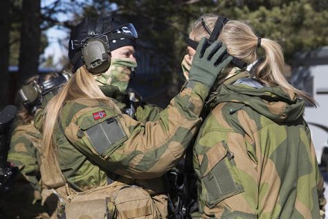 Norway's Future Jegertroppen: World's First Female Special Forces Unit - NBC News Female Special Forces, Women's Military Uniform, Norwegian Army, Italian Girl, Fighter Girl, Military Gear Tactical, Military Love, Military Girl, Female Soldier