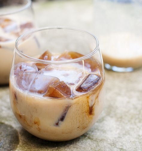 Holiday "Iced Coffee" - Baileys, vanilla vodka and coffee ice cubes Christmas Breakfast Drinks, Vanilla Vodka Drinks, Coffee Diy Recipes, Baileys Irish Cream Coffee, Irish Cream Coffee, Baileys Coffee, Vodka Ice, Coffee Winter, Coffee Ice Cubes