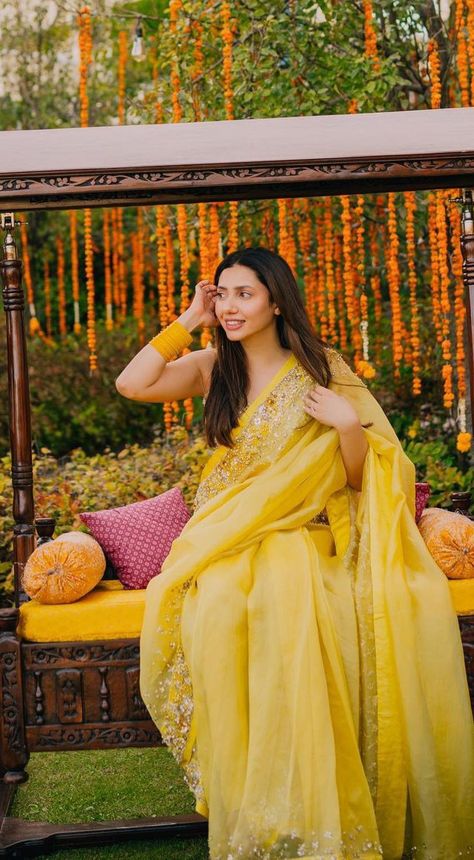 Mahira Khan Wedding, Haldi Dress, Haldi Outfits, Haldi Outfit, Mahira Khan, Yellow Saree, Haldi Ceremony, Desi Wedding, Shah Rukh Khan