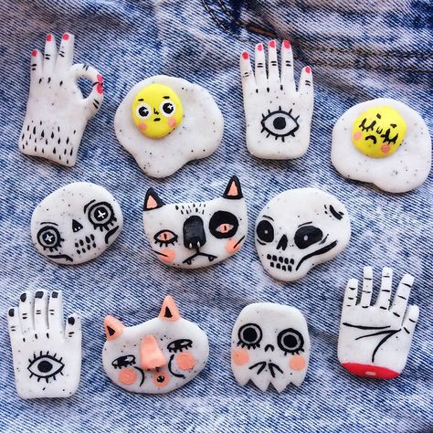 Resin Pins, Handmade Pins, Cute Clay, Clay Jewelry Diy, Clay Art Projects, Fimo Clay, Diy Clay Crafts, Brooches Handmade, Clay Charms