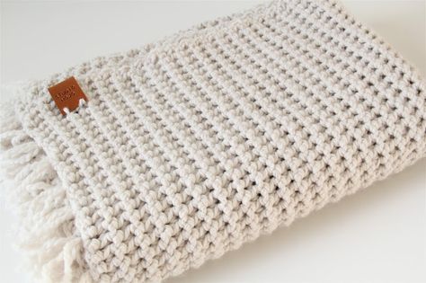 Gehaakt baby dekentje met stoere structuur (gratis patroon) Haken Baby, Crochet Cushions, Crochet Afghans, Crochet World, Chunky Crochet, Crochet Stitches Patterns, Afghan Crochet Patterns, Love Crochet, Crochet Home