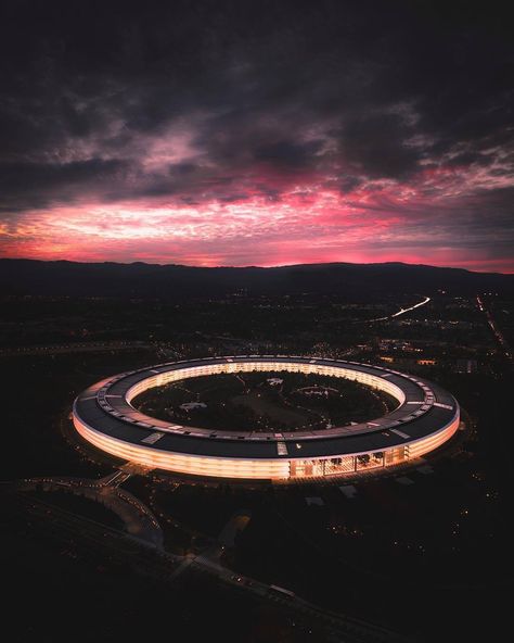 Apple Headquarters in Cupertino Ca Apple Store Design, Norman Foster Architecture, Apple Headquarters, Neo Futurism, Lebbeus Woods, Architecture Facade, Apple Park, Retail Architecture, Norman Foster