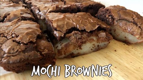 Talk about the perfect combination! You can't go wrong with either Japanese mochi or brownies. Put them together and you've got yourself something pretty amazing. The mochi adds a soft pillowy chew which also settles the sweetness from the chocolate. Brownie Mochi Recipe, Manju Recipe Hawaii, Brownie Mochi, Mochi Brownie Recipe, Mochi Brownie, Mochi Brownies, Hawaii Desserts, Mochi Recipes, Japanese Mochi