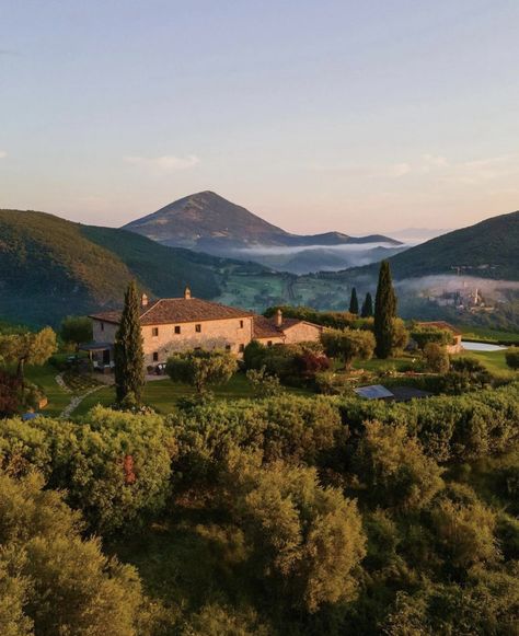 Villas With Pool, Classy Old Money, Italian Vineyard, Vineyard House, Fantasy Architecture, Villas In Italy, Tuscany Villa, Italian Village, Umbria Italy