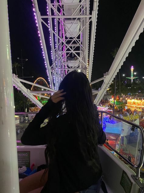 Ferris Wheel Instagram Pictures, Fair Poses With Friends, Fair Pictures Ideas Friends, Instagram Fair Picture Ideas, Six Flags Photo Ideas, Theme Park Couple, Theme Park Photoshoot, Fair Date Aesthetic, Fair Aesthetic Friends