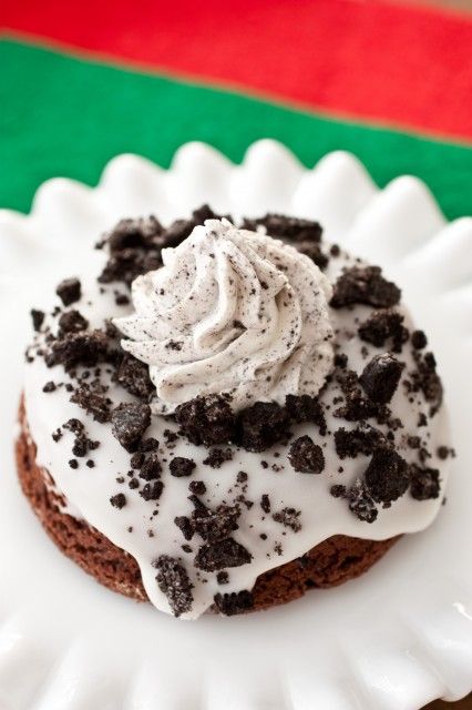 Baked Cookies and Cream Doughnuts. (Krispy Kreme Copycat)These doughnuts are amazing to say the least. Chocolaty, Oreo’s and cream deliciousness. Enjoy! Snacks Store, Oreo Donuts, Oreo Delight, Cream Donut, Baked Cookies, Doughnut Recipe, Krispy Kreme, Chocolate Donuts, Cooking Classy