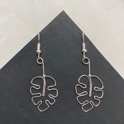 Bent Wire Jewelry, Monstera Leaf Earrings, Monstera Plants, Wire Jewelry Earrings, Swiss Cheese Plant, Art Jewelry Design, Cheese Plant, Wire Jewelry Designs, Hammered Earrings