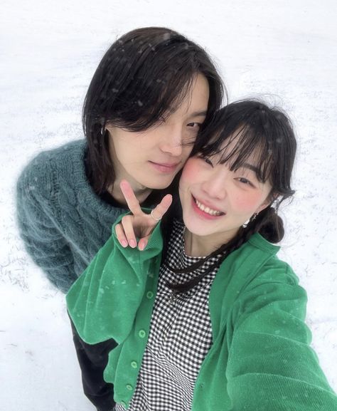 Woman Loving Woman, Couple Poses Reference, Couple Selfies, Figure Poses, Korean Couple, Anime Hair, Aesthetic Images, Selfie Poses, Best Couple