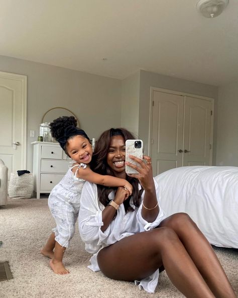 Black Motherhood Aesthetic, Mommy Daughter Pictures, Black Motherhood, Mommy And Baby Pictures, Interracial Family, Mommy Moments, Moms Goals, Beautiful Black Babies, Mommy Goals