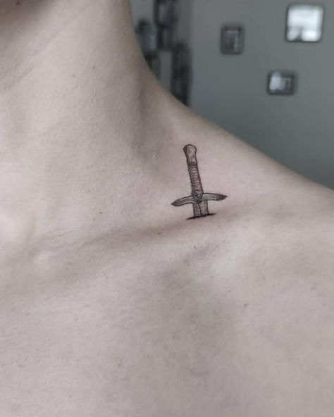 Minimal Knife Tattoo, Knife In The Back Tattoo, Knife Collar Bone Tattoo, Small Vintage Tattoo Ideas, Minimal Tattoo Neck, Knife Tattoo Outline, Swiss Army Knife Tattoo, Halberd Tattoo, Middle Collar Bone Tattoo