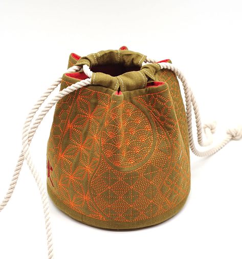 This khaki pouch is sewn using Japanese-style komebukuro technique, finished with elegant sashiko quilting and embroidered with a kanji character meaning "autumn". It is made of high-quality Lithuanian linen and is round with a diameter of 20 cm. Quilt Embroidery, Kanji Characters, Bento Bag, Bento Bags, Drawstring Pouch, Travel Case, Etsy Australia, 20 Cm, Pouch