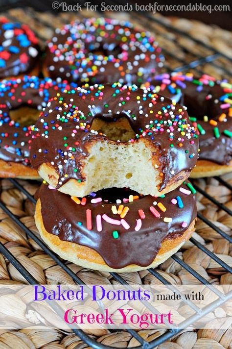 Best Baked Donut Recipe - made with greek yogurt! So moist and light! #breakfast #donuts #greekyogurt Baked Donut Recipe, Blueberry Cake Donuts, Baked Donut, Baked Donut Recipes, Donut Recipe, Lemon Blueberry Muffins, Homemade Donuts, Doughnut Recipe, Krispy Kreme