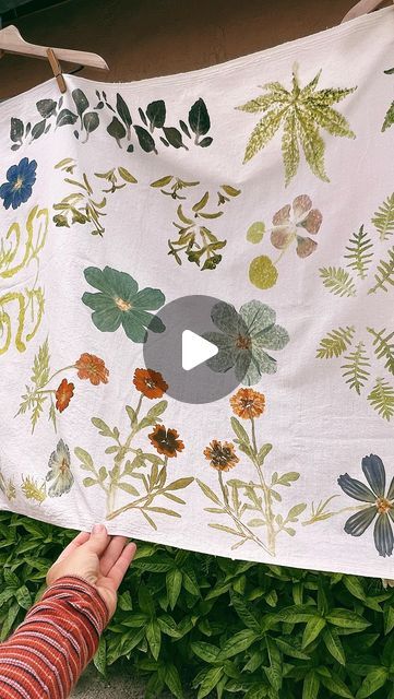 Liz Spencer • Natural Dyes & Growing Color on Instagram: "Plant hammered 🌿🔨Garden Botanical Sampler - A documentation of my garden on cloth 💚 this technique is the perfect way to record the plants around you whether you have a garden, or a snip of a flower or leaf from your favorite local plants. 📌Learn how to pre-treat fabric naturally to achieve plant prints that will withstand wash & wear in my new Tutorial in ✨A Year in Natural Dyes✨ The tutorial has lists of my favorite fabric suppliers, step by step instruction on kid-friendly pre-treatment & plant hammering, history, inspiration & so much more! This generously sized organic handwoven cotton shawl from @suzannedekel is the perfect blank palette for my dye garden to be documented as it begins to blossom & really take off 🌱🌿🌼🌳 Hammered Flowers On Fabric Diy, Plant Printing On Fabric, Hammered Plant Fabric Print, Plant Hammering On Fabric, Hammered Flowers On Fabric, Botanical Printing On Fabric, Plant Hammering, Hammered Flower Art, Flower Hammering