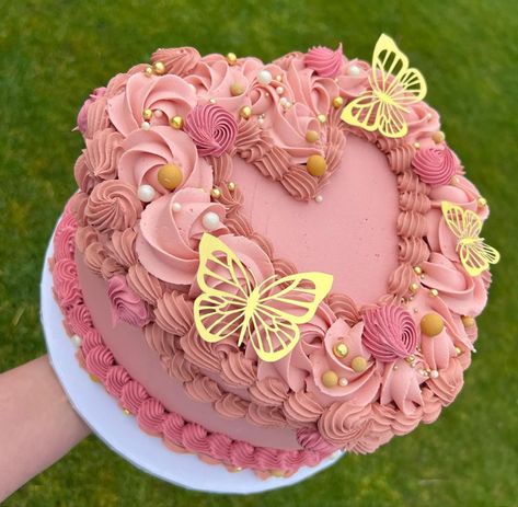 Pink Heart Cake With Butterflies, Cakes Aesthetic Vintage, Heart Bday Cake, Vintage Cake Aesthetic, Cute Heart Cake, Heart Cake Aesthetic, Heart Cake Designs, Vintage Cake Decorating, Couples Cake