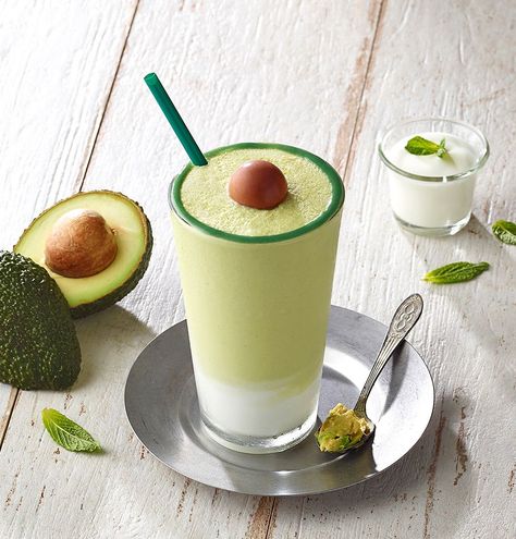 Starbucks Avocado Frappuccino Avocado Cafe, Avocado Drink, Avocado Coffee, Blended Coffee Drinks, Homemade Iced Coffee, Blended Drinks, Ice Coffee Recipe, Starbucks Recipes, Blended Coffee