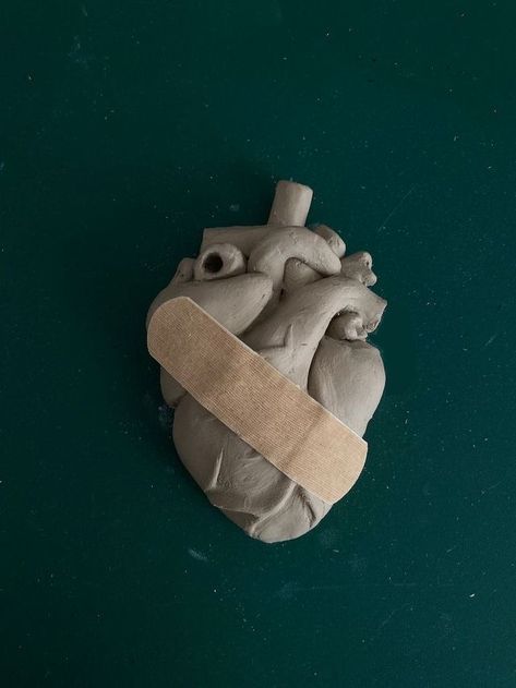 Human Heart Sculpture, Canvas Clay Art, Clay Crafts For Boyfriend, Cool Clay Sculptures, Clay Art On Canvas, Anatomical Heart Art, Heart Sculpture, Freedom Art, Clay Heart