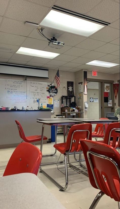 Uma bandeira americana na sala de química Usa High School Aesthetic, American School Aesthetic, American Highschool, Usa High School, Usa School, Life In Usa, Summer Taylor, Usa University, American High School