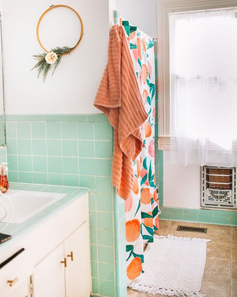 Adding a pop of complementary color to a bathroom is so easy with something as simple as a shower curtain! Check out this peach shower curtain combined with vintage mint tiles. Peach And Green Bathroom, Bedroom Forest, Vintage Tile Bathroom, Peach Shower Curtain, Mint Green Bathrooms, Boho Style House, Peach Bedroom, Mint Bathroom, Thrifted Furniture