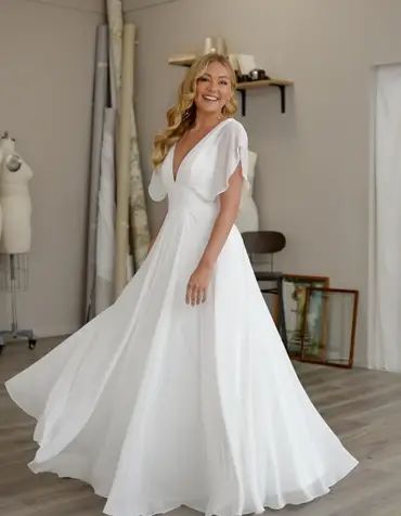 Wedding Dress Angel, Wedding Dress Types, Second Wedding Dresses, Boho Gown, Plus Size Wedding Dress, Plus Size Brides, Embroidered Wedding Dress, Plus Size Gowns, Angel Sleeves