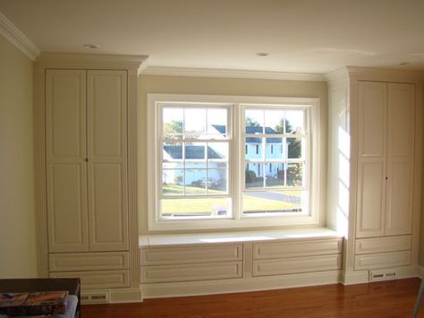 Ideas Decorar Habitacion, Bedroom Window Seat, Small Mudroom, Built In Window Seat, Bedroom Built Ins, Window Seat Design, Closet Built Ins, Mudroom Entryway, Window Seats