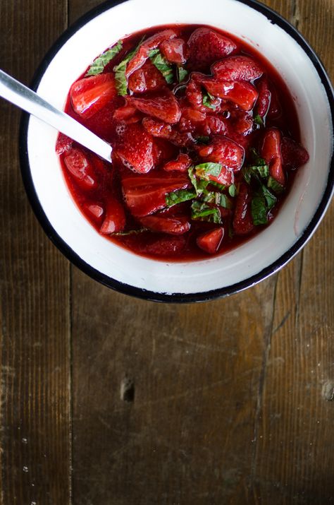 Strawberries with Mint from The Nourished Kitchen. This summer!!!! Stewed Strawberries, Easy Breakfast Recipes, Recipes Diet, Food Snack, Ancient Grains, Yogurt Recipes, Food Diet, Christmas Goodies, Fresh Mint