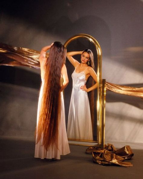 20 Amazing Photos of Crystal Gayle Posing With Her Knee-Length Hair ~ Vintage Everyday Crystal Gayle Hair, Knee Length Hair, Crystal Gayle, Chrissie Hynde, Extremely Long Hair, Rapunzel Hair, Really Long Hair, Super Long Hair, Hair Collection