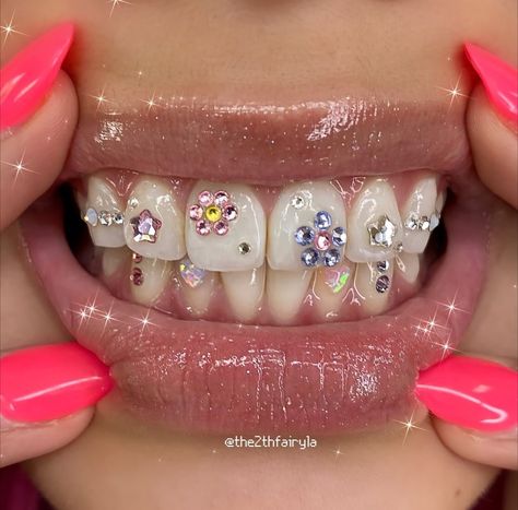 Pretty Teeth, Dental Jewelry, Diamond Teeth, Grills Teeth, Tooth Gem, Teeth Jewelry, Jewelry Accessories Ideas, Piercing Tattoo, Girly Jewelry