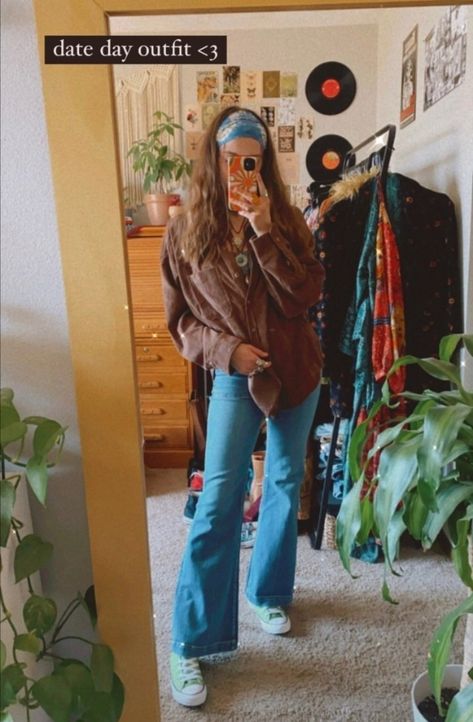 Flower Child Aesthetic Outfit, Christian Hippie Fashion, Hippie Jeans Outfit, Winter Hippy Outfits, Fall Outfits Hippie, Hippie Style Clothing Winter, Hippie Teacher Outfits, 90s Hippie Fashion, Boho Indie Outfits