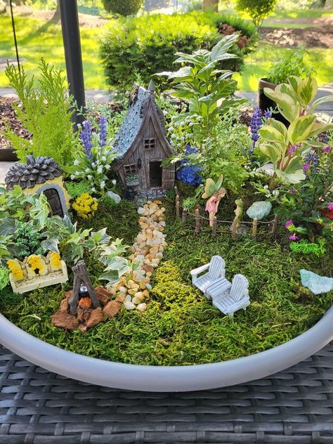 Flower Pot Fairy Garden, Indoor Succulent Fairy Garden, Miniature Fairy Garden Diy, Fairy Garden Diy Pots & Planters, Diy Fairy Garden Ideas, Fairy Garden Plant Pot, Mini Desert, Fairy Garden Camper, Plant Pot Fairy House