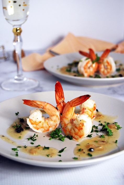 A perfect Christmas Eve champagne delicacy! #shrimp #champagne #christmasrecipes Gourmet Plating, Prosciutto Crostini, Christmas Eve Meal, Honey Drizzle, Crispy Prosciutto, Fusion Recipes, Bon Appetite Recipes, Party Bites, Plating Ideas