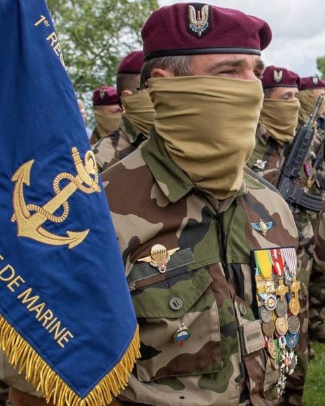 French SAS of the 1er RPIMa during the D-Day commemoration🇫🇷 French Foreign Legion, Special Operations Forces, Army Cap, Military Medals, Anime Military, Military Pictures, Tactical Survival, The Other Guys, French Army