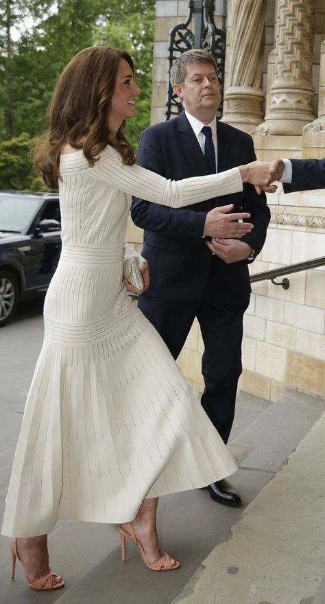 Kate Middleton's Shoes | POPSUGAR Fashion Vestidos Kate Middleton, Moda Kate Middleton, Kate Middleton Shoes, Style Kate Middleton, Duchesse Kate, Düşes Kate, Herzogin Von Cambridge, Prince William Et Kate, Looks Kate Middleton