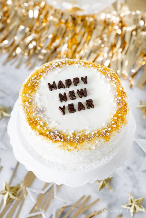 A quick and easy DIY Happy New Year's Eve Cake using a store-bought cake and redecorating it with gold, silver, and white sprinkles and chocolate letters. New Years Eve Cake, New Year Cake Designs, Red Birthday Cakes, New Year Cake, Vegetarian Recipes Dessert, Chocolate Letters, Inside Cake, Cake Image, Store Bought Cake