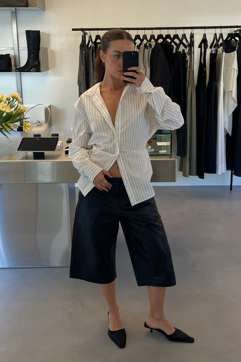 Fall Day Outfit Dressy, Striped White Shirt Outfit, Copenhagen Summer Style, Minimalist Outfit Ideas, St Agni, Byron Bay Australia, All Day Everyday, Minimal Look, Effortlessly Chic Outfits