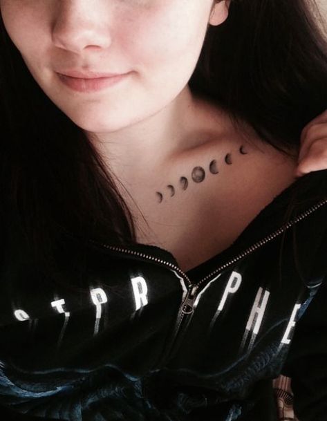 #piercing #piercing #clavicula Tattoo Collarbone, Collar Tattoo, Piercing Bouche, Forearm Tattoo Quotes, About Moon, Moon Phases Tattoo, Bone Tattoos, Hippie Lifestyle, Geniale Tattoos