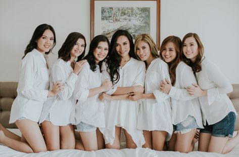 Team Bride Photoshoot, Wedding Entourage Photoshoot, Pre Wedding Bridesmaid Photos, Team Bride Photoshoot Ideas, Bridesmaid Pictorial, Bridesmaid Photoshoot Before Wedding, Bridesmaid Prep, Bridesmaid Photoshoot Ideas, Entourage Flowers