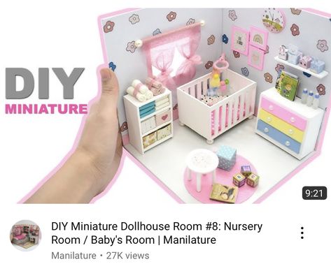 Doll Room Diy, Diy Doll Nursery, Dollhouse Nursery Diy, Dollhouse Hacks, Diy Doll Room, Diy Nursery Furniture, Dollhouse Miniatures Rooms, Barbie Bebe, Miniature Nursery