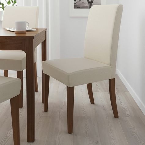 Sillas acolchadas de Ikea. Sillas de estilo clásico. #sillasclasicas #ikea #estiloydeco #comedoresclasicos #sillasikea Henriksdal Chair Cover, Feature Chair, Furniture Logo, Ikea Chair, Room Chairs, Comfortable Chair, Chair Covers, Upholstered Dining Chairs, Living Decor